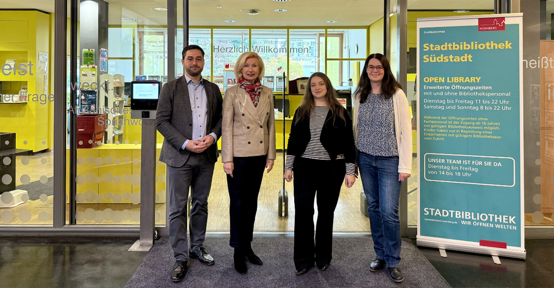 Die Eröffnung der Open Library in der Stadtbibliothek Südstadt: Arne Zielinski, Direktor des Bildungscampus Nürnberg, Prof. Dr. Julia Lehner, Zweite Bürgermeisterin der Stadt Nürnberg, Lilli Lehmann, Leiterin der Stadtbibliothek Südstadt, und Julia Heinz, Abteilungsleiterin dezentrale Bibliotheken Nürnberg, (v.l.n.r.) vor dem Eingang.