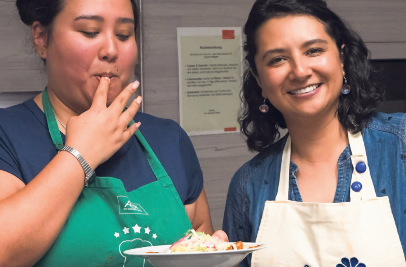 Zwei Frauen kochen mexikanisch. 
