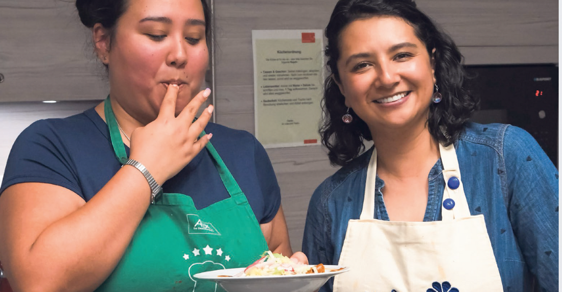 Zwei Frauen kochen mexikanisch. 