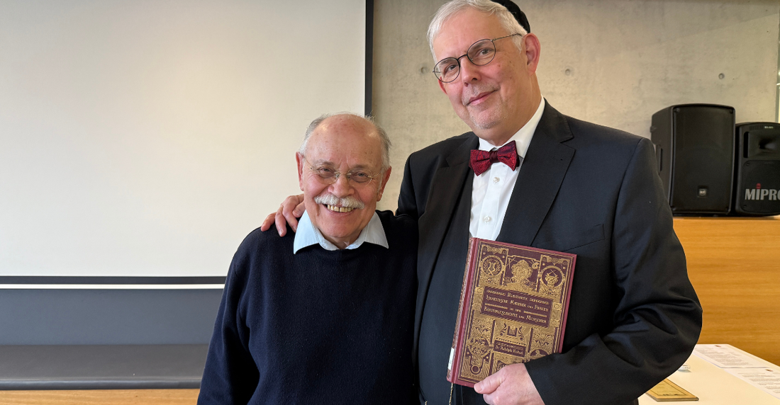 Leibl Rosenberg und Steven Langnas mit einem Buch