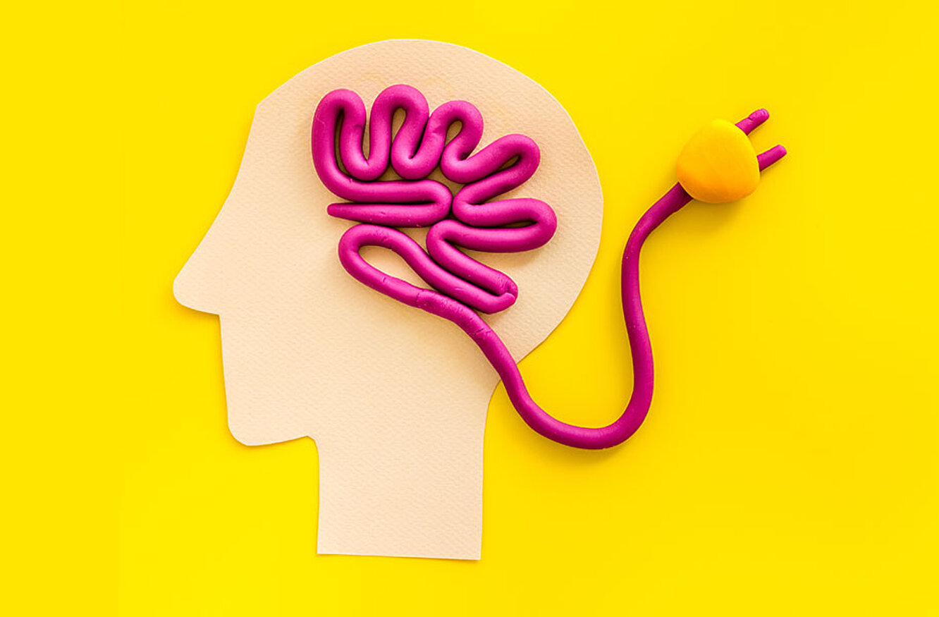 Kopf auf gelben Hintergrund