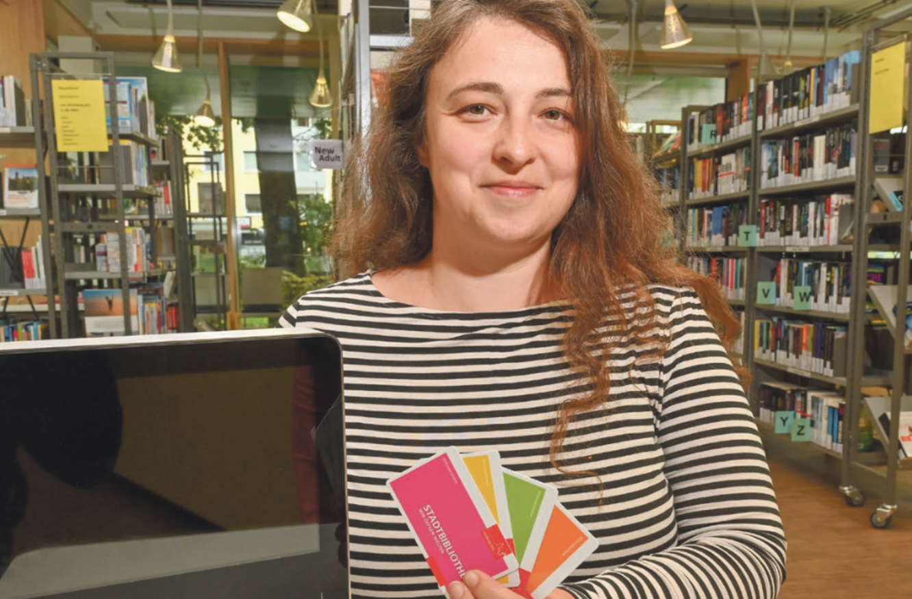 Frau mit Bibliotheksausweisen