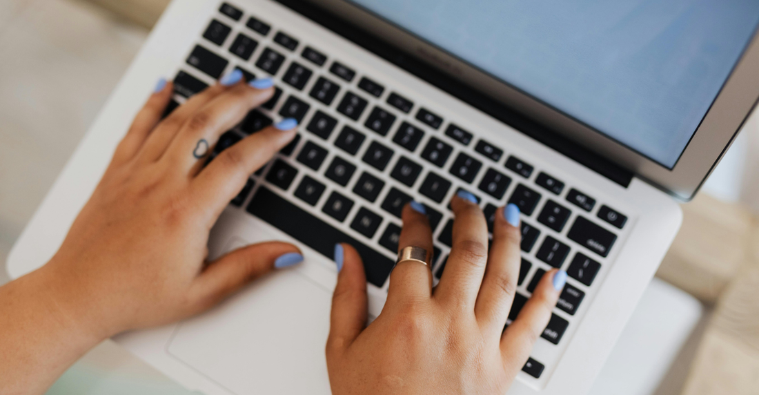 Zwei Hände auf Tastatur