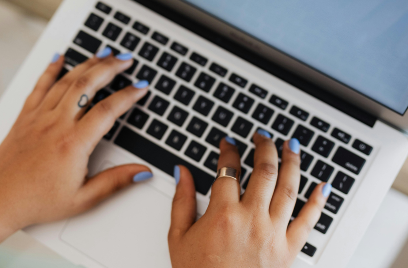 Zwei Hände auf Tastatur