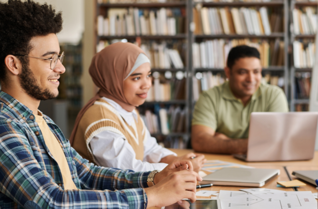 Menschen, die an einem Tisch sitzen und etwas lernen