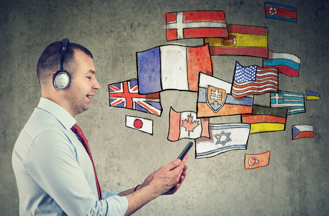 Mann mit Kopfhörern und Smartphone und verschiedenen Länderflaggen