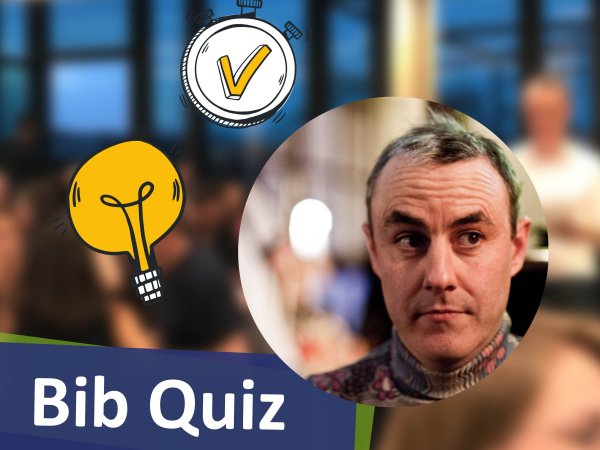 Quizmaster Big Kev Murphy mit Illustrationen einer Glühbirne, eines Weckers und Text Bib Quiz.
