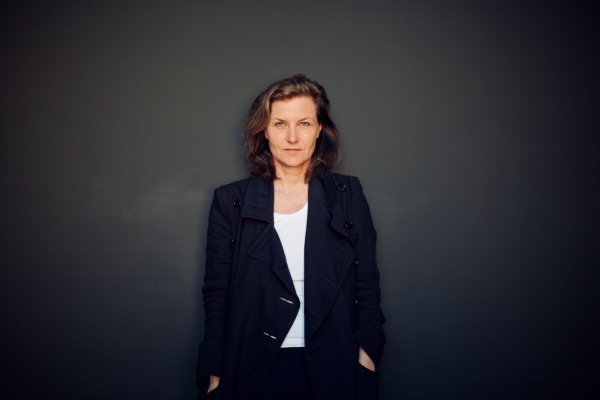 Portrait der Autorin Jacqueline Kornmüller. Sie trägt einen dunklen Mantel und sieht in die Kamera.