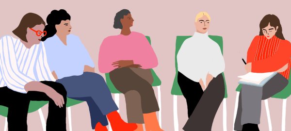 Mehrere Personen sitzen in einem Stuhlkreis zusammen.