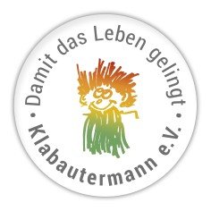 In der Miitte ist das Logo vom Klabautermann e.V., welches eine bunte Figur die glücklich, verträumt nach oben links schaut darstellt.