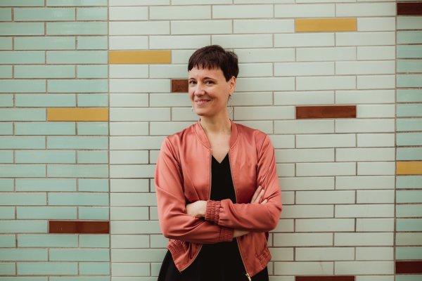 Sonja Weichand lächelt in die Kamera.