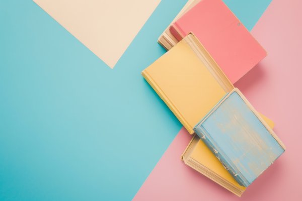 Bücherstapel auf pastelligem Untergrund