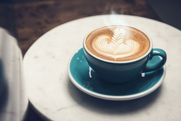 Kaffeetasse auf Marmorteller