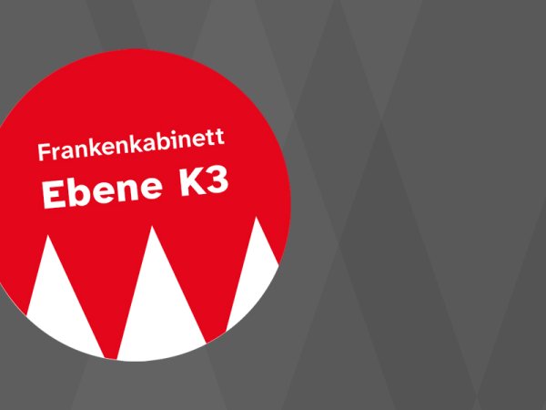 Rotes Rundlogo mit weißer Zackenkontur und dem Schriftzug „Frankenkabinett Ebene K3“ auf grauem Hintergrund.