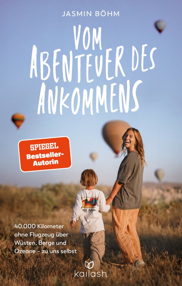 Frau und Kind vor aufsteigenden Heißluftballons