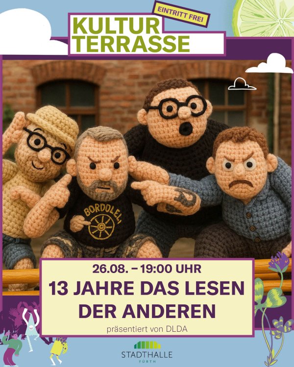 Vier gehäkelte Figuren mit Brillen und verschiedenen Gesichtsausdrücken vor Backsteinmauer und violettem Banner mit der Aufschrift 'KULTUR TERRASSE' und 'EINTRITT FREI'