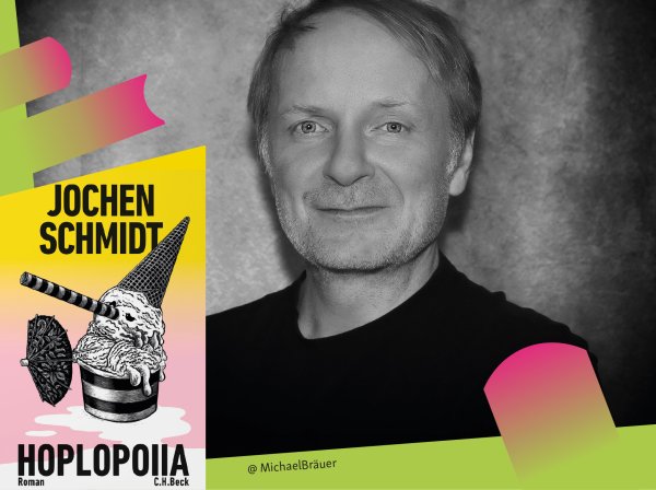 Schwarz-weißes Porträt von Jochen Schmidt neben dem Cover seines Romans „Hoplopoiia“ mit einer gezeichneten Eisbecher-Illustration.