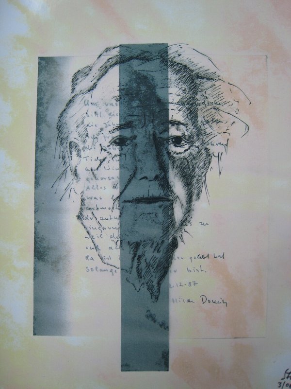 Kunstwerk mit gezeichnetem Porträt eines älteren Gesichts, überlagert von handschriftlichem Text und einem vertikalen dunklen Farbstreifen.