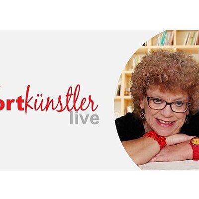 Porträt einer lächelnden Person mit lockigem Haar und roter Brille vor einem Bücherregal neben dem Schriftzug „die wortkünstler live“.