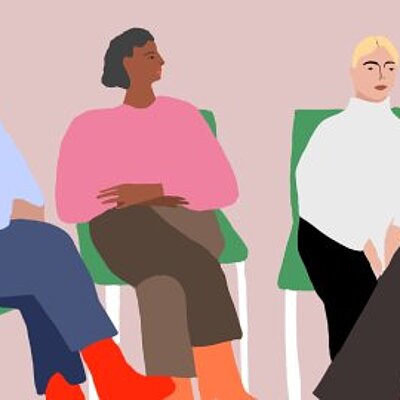 Mehrere Personen sitzen in einem Stuhlkreis zusammen.