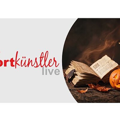 Titel „die wortkünstler live“ neben einem alten aufgeschlagenen Buch mit Kerze und einem leuchtenden Kürbis in herbstlicher Atmosphäre.