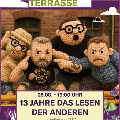 Vier gehäkelte Figuren mit Brillen und verschiedenen Gesichtsausdrücken vor Backsteinmauer und violettem Banner mit der Aufschrift 'KULTUR TERRASSE' und 'EINTRITT FREI'