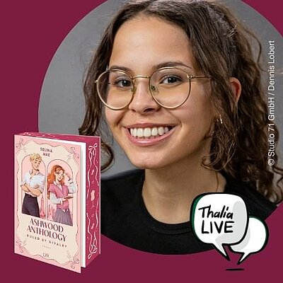 Lächelnde Person mit Brille neben dem Buch „Ashwood Anthology – Ruled by Rivalry“ von Selina Mae und dem Logo „Thalia LIVE“.