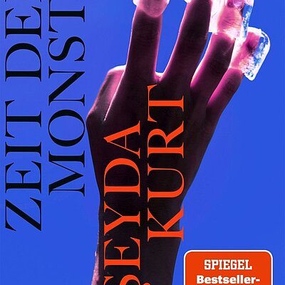 Buchcover „Zeit der Monster" von Şeyda Kurt, mit einer Hand mit transparenten Eiswürfel-Nägeln auf blauem Hintergrund; Spiegel-Bestseller-Autorin.