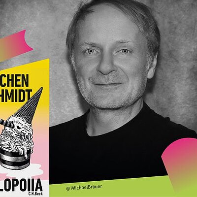 Schwarz-weißes Porträt von Jochen Schmidt neben dem Cover seines Romans „Hoplopoiia“ mit einer gezeichneten Eisbecher-Illustration.