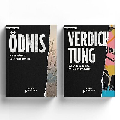 Die beiden Bände ›Ödnis‹ und ›Verdichtung‹ aus der Reihe ›Resonanzen‹ des Kopf & Kragen Verlags stehen nebeneinander auf hellem Hintergrund. Auf den schwarzen Buchcovern sind die Titel sowie farbige fotografische und malerische Elemente zu sehen.