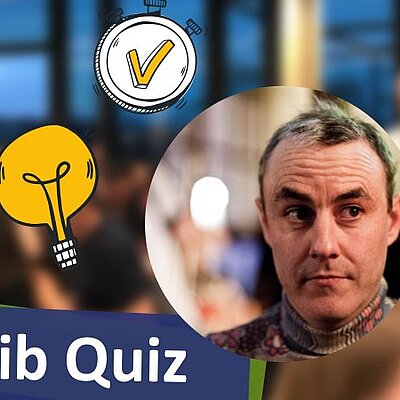 Quizmaster Big Kev Murphy mit Illustrationen einer Glühbirne, eines Weckers und Text Bib Quiz.