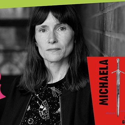Heike Geißler vor einer Backsteinwand, daneben ein rotes Buchcover mit einem Schwert und dem Namen Michaela Kohlhaas.