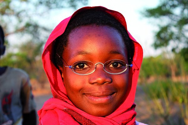 Mädchen in Malawi, das eine EinDollarBrille trägt