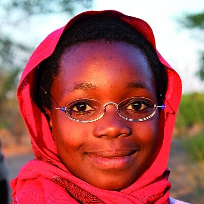 Mädchen in Malawi, das eine EinDollarBrille trägt